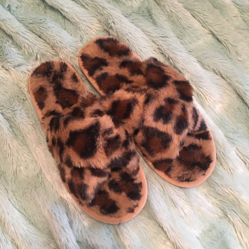 NWOT Pink Lily Leopard Print Furry Slippers